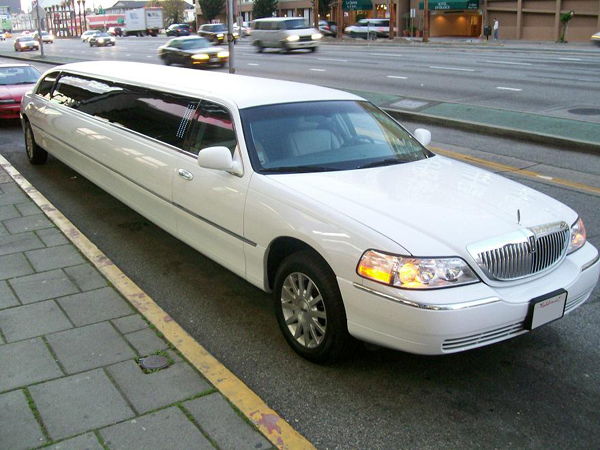 Detroit 8 Passenger Limo